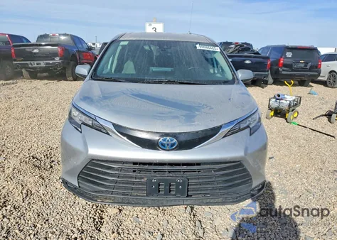 2021 Toyota Sienna Le z USA, uszkodzony, nr VIN 5TDKSKFC8MS036585